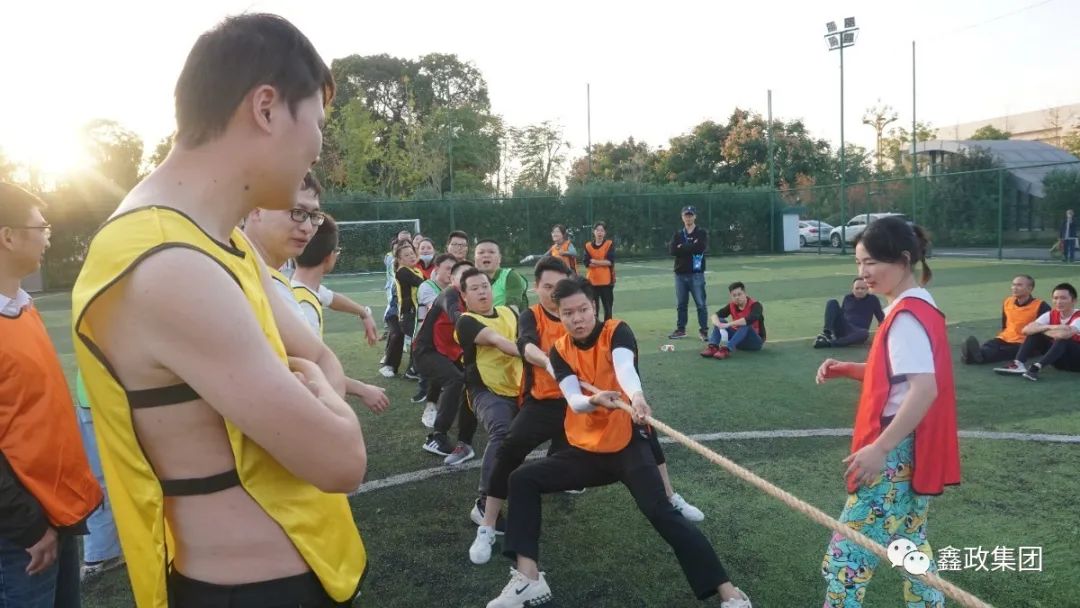 鑫政集团-金桥板业职工趣味运动会拔河比赛现场
