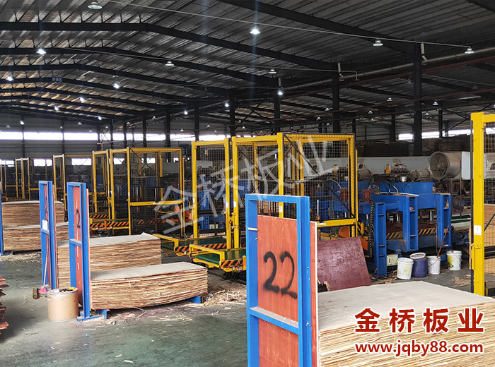 房建工程使用建筑竹胶板与建筑木模板有什么区别?